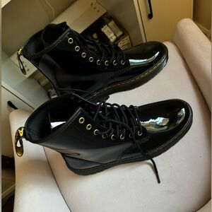 BRAND NEW DOC MARTENS 1460 WOMEN'S PATENT
LEATHER LACE UP BOOTS SIZE 10